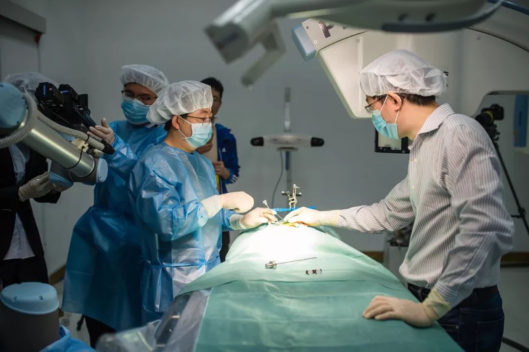 全國首例5G遠控機器人椎體強化手術試驗圓滿完成！