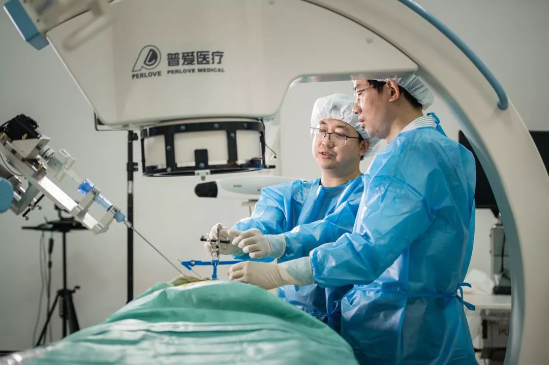 全國首例5G遠控機器人椎體強化手術試驗圓滿完成！